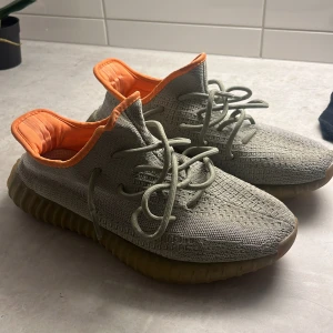 Yeezys skor - Säljer ett par feta yeezys som är sjukt bekväma. Skick= 7/10 (lite smutsigt). Går ner i pris vid snabb affär😀