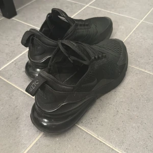 Svarta Nike sneakers - Säljer ett par svarta Nike 270 . De har en modern design med en bekväm passform. Perfekta för både träning och vardagsbruk. Storlek 38,5