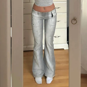 Ljusblå bootcut jeans - Säljer ett par snygga ljusblå bootcut jeans med låg midja som jag inte andvänder längre. Inte min bild! Midjemått: 39