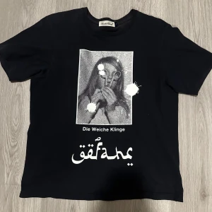 Undercover T-shirt Intressekoll - Undercover “Die Weiche Klinge“ T-shirt. S/S18. Mörk Blå. Dark Blue! Size 1. Intressekoll!