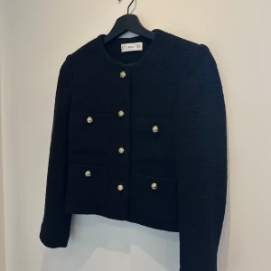 Blazer Mango - Jätte fin blazer från Mango. Använd 1 gång Nypris 699:-  Storlek S