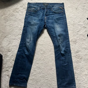 Replay jeans - Tjena! Säljer nu dessa feta jeans! De är i bra skick! Storleken är 33-32 passar mig perfekt med ett flätat bälte och jag har 30-32 vanligt. Bara att höra av sig vid frågor eller funderingar! 