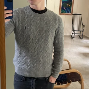 Ralph lauren tröja - Jättesnygg Ralph lauren tröja i bra skick. Storlek XS så skulle säga att den passar bäst till den mellan 165-175. Perfekt att bära över en t shirt nu när kallare tider börjar närma sig men även tunn nog att bära på sommaren.  Endast bra omdömen🙏🏽