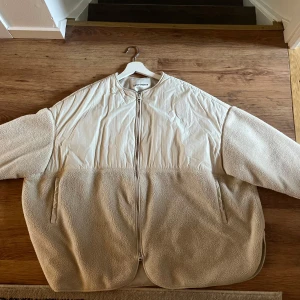 Teddy jacka - Fint skick är oversized men knappt andvänd och döljs pågrund av den anledningen🙌🏼