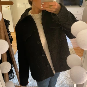 Svart jacka - Så snygg ulljacka/kappa🤍🤍 i gott skick!!