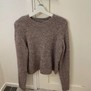 Stickad tröja - Super snygg. Helt ny