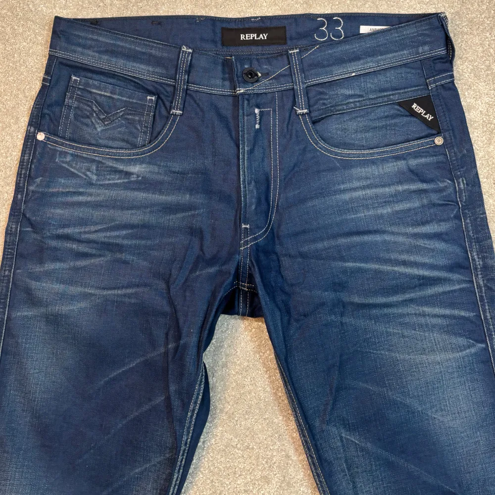 Säljer dessa extremt snygga replay anbass, med en väldigt unik och snygg tvätt. Jeansen är i perfekt skick, de är som nya. Size 33/32. Skriv vid minsta lilla fundering!. Jeans & Byxor.