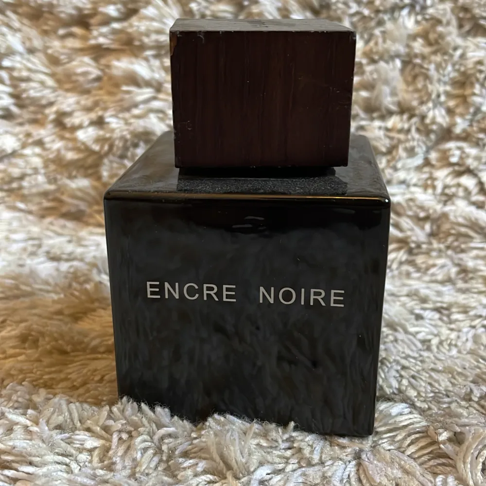 Säljer tre olika parfymer: Nõberu No. 104 Tobacco Vanilla, Emporio Armani You Intensely och Encre Noire. Perfekt för dig som vill ha en varierad doftgarderob! Nõberu har en rik och varm doft av tobak och vanilj, medan You Intensely är en intensiv och sensuell doft. Encre Noire är mystisk och djup, perfekt för kvällar. Alla flaskor är stilrena och eleganta.. Parfym.