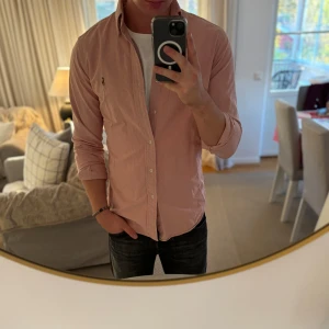 Ralph Lauren skjorta - Hej säljer nu min fina Ralph Lauren skjorta i storlek M. Den är i nyskick och kommer vara otroligt snygg i höst/vinter. Nypris cirka 1500kr! Vi kommer att sälja liknande produkter nu närmare vinter så glöm inte följa profilen!🌊🍾
