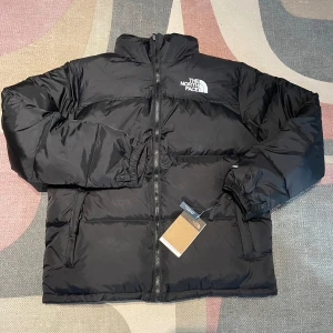 Svart pufferjacka från The North Face - Nyskick med prislapp, endast testad. Säljes pga för liten. Storlek L.