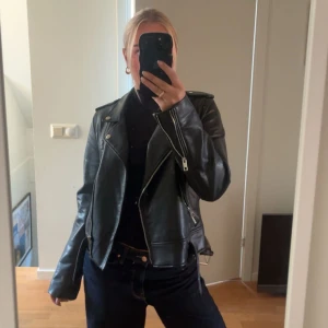 Skinnjacka - Säljer min zara skinnjacka! Den är fortfarande i väldigt bra skick! Säljer den då jag gillar de lite mer oversized:)