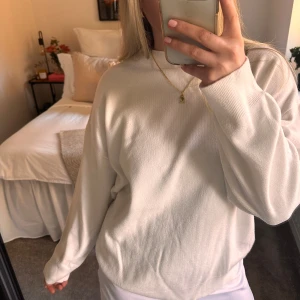 vit stickad tröja! - vit finstickad tröja från mango, använd 1 gång bara så den är i väldigt fint skick! lite oversized på mig som vanligtvis bär S/M🩷