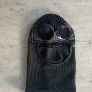 Cp. Company skid mask - Säljer en mörkgrå cp.company ski mask, bara prövad. Nypris: 2499