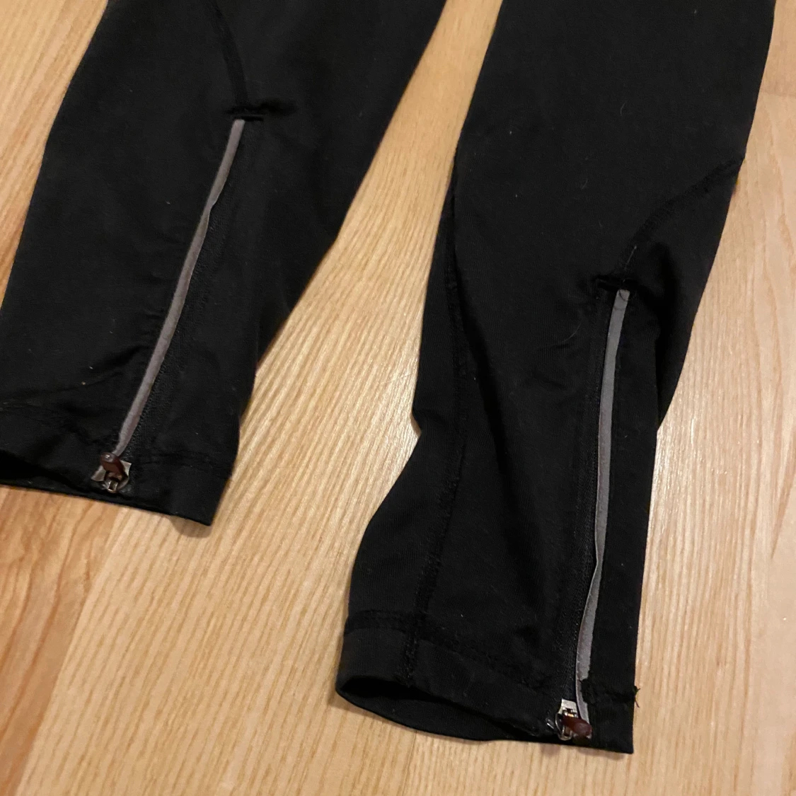 Svarta träningsleggings med dragkedja - 92