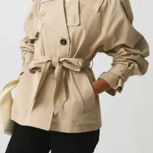 Beige trenchcoat ifrån Gina Tricot. Köptes för 700kr och säljer nu för 500kr. Jackan är i xss men funkar för dig som normalt är i xs/s.