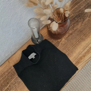 Svart stickad tröja från & other stories  - ▪️Svart stickad tröja från & other stories. ▪️Storlek S ▪️ Okej skick. Nopprig men fortfarande var och skön