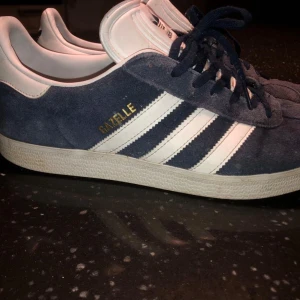 Adidas Gazelle - Riktigt schyssta gazelles för endast 599kr (Nypris: 1259kr). Skick 8,5/10. Hör av dig!