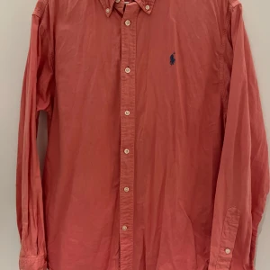Ralph lauren skjorta - Rosa skjorta med blått/lila märke.