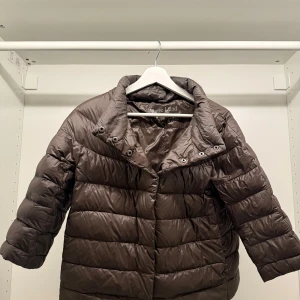 Trekvarts ärmad jacka från Marie Lund - Säljer denna herno liknande jacka då den ej kommer till användning. Köpt här på Plick. Superfint skick och jag har inte hittat några defekter