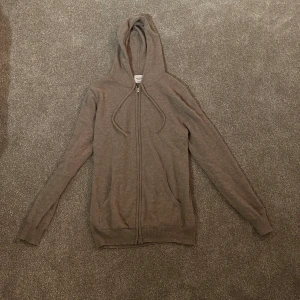 John Henric zip (100% Kashmir) - Säljer denna John Henric tröja. Sparsamt använd och har mycket kvar att ge. Storlek M, köp för 1599. Hör av dig vid frågor eller funderingar!🙌🏼