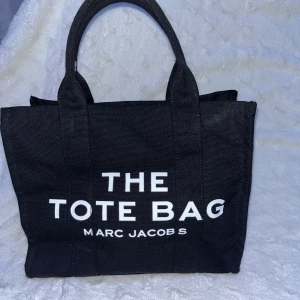 Fin och enkel svart väska med text. storleken är mellan stor. - Använd 2 gånger. Får plats med mycket och är i väldigt bra material.