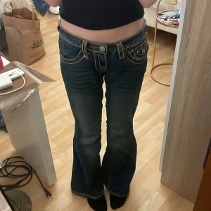 True Religion Jeans  - Snygga bootcut lowaist trueys.  Storlek 28. Passar mig som är 156cm. 72cm runt midjan, innebenslängden 76cm