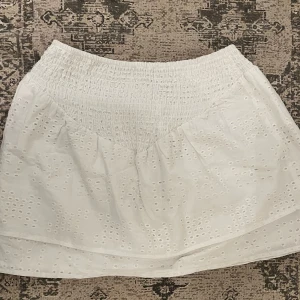 Vit sommar kjol  - Jätte söt vit sommarkjol som är perfekt till alla sommar outfits. Nästan oanvänd, då den är för liten, därför i mycket bra skick. 