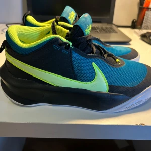 Nike Team Hustle D10 Jr basketskor - Mycket fina Nike basketskor till barn / ungdom i nyskick, provkörda bara 4ggr innan dottern slutade spela. Nypris ca 600kr. Passformen är ’true to size’