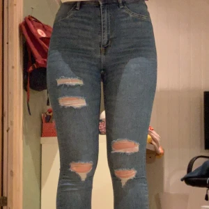 Jeans - Ännu ett par oanvända H&M jeans i storlek 36. Fickorna där fram är bara för dekoration. 