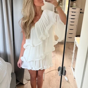 Volang klänning  - SUPERFIN helt ny volang klänning från NA-KD som är slutsåld💞 storlek 34, aldrig använd - prislappen är kvar, säljer för jag vill ha en annan!🥰