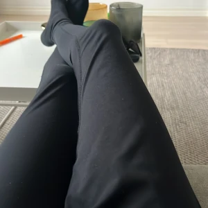 Svarta leggings - Säljer ett par svarta leggings i tight passform. Perfekta för både träning och vardagsbruk. De är bekväma och stretchiga, vilket gör dem idealiska för en aktiv livsstil. Passar bra till både sneakers och kängor.