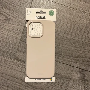 Mobilskal iPhone 15 pro max - Jag säljer detta mobilskalet för att jag köpte fel modell och gick inte att lämna tillbaka. Aldrig andvänt men  när jag  köpte det såg jag att lite av gummit har åkt av  (se bild 2) men detta syns knappt. Ny pris 199 men jag säljer för 160 pga gummit