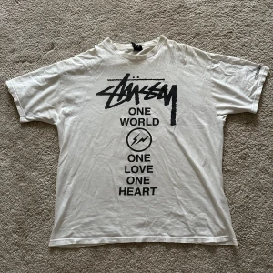 Vintage Stussy x Fragment T-shirt  - Köpt secondhand, några få flaws så som lite missfärgning runt nacke, och ett hål på 2x2 mm i armhålan som inte syns