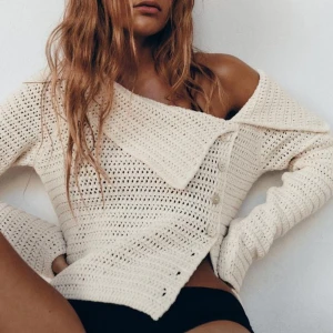 Stickad offshoulder - Säljer nu denna fina off-shoulder tröja som endast kom till användning nån gång. Så så snygg, och i nyskick! 