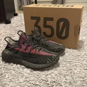 Använder mina väldigt sköna skor yeezy 350 boost, skorna är i ganska bra skick, pris kan diksuteras 