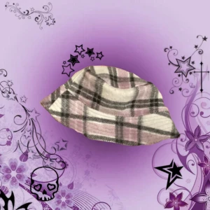 bucket-hat - en gullig lila buckethat😽säljer pga att jag aldrig använder den, börjar bli lite nopprig, annars bra skick!