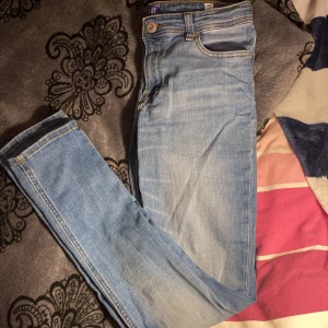 Jeans Jack&Jones - Jeans från Jack&Jones i storlek 15y 170cm. Jeans är från Sellpy och är helt oanvänd med lapp kvar. Skriv vid funderingar!
