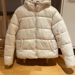 Vit dunjacka - En vit dunjacka från lager 157, perfekt till hösten. Jackan har inga fläckar/märken. 