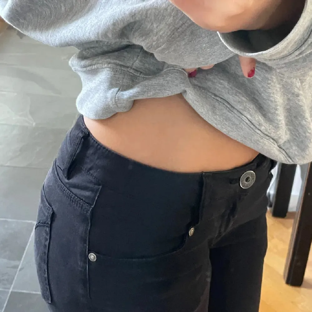 Storlek 27w 34L men skulle säga att dem är små i storlek💕 svarta calvin klein jeans, utsvängda, bootcut💕 Säljer vidare då dem inte passade därav lånade foton💕💕. Jeans & Byxor.