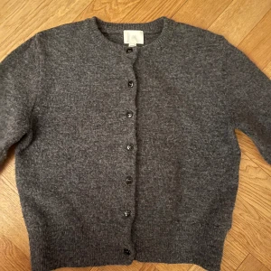 H&m kofta - Säljer den här koftan från H&m då den inte kommer så mycket till användning längre.  (pris kan diskuteras) 💕💕