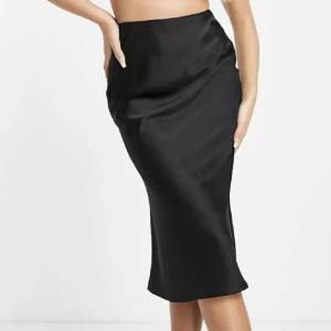 Satinkjol - Svart satinkjol i storlek M. Använd 2 ggr men tyvärr för liten för mig.