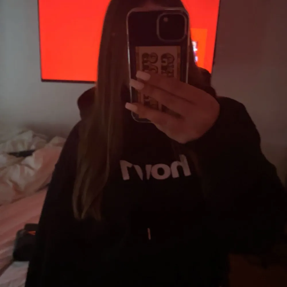 Första hoodien är i storlek M och lite oversized, andra är storlek S och ”normal” storlek för S. Om man väljer att köpa en av merchen kostar det 400kr om man köper båda blir det 600kr🥰. Hoodies.