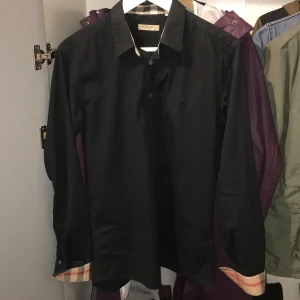 Burberry skjorta - Tjena säljer en skön skorra från burberry bra skick, Hör av er vid frågor