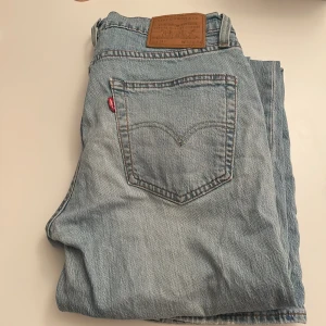 Levi's 511 Jeans i ljusblå denim - Säljer ett par snygga Levi's 511 jeans i ljusblå denim. De är i bra skick och har den klassiska femficksdesignen med en läderpatch på baksidan. Perfekta för både vardag och fest! Passar till det mesta och är superbekväma.