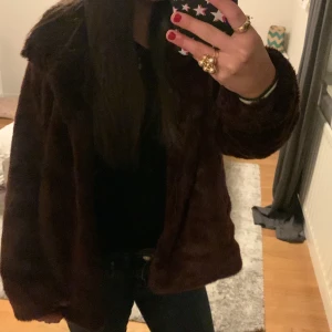 Pälsjacka - Jag säljer denna jättefina trendiga pälsjackan❤️ Den har tappat några knappar men det ser inte alls konstigt ut. Den har jättefin färg och jag älskar pälsen men tyvärr tycker jag inte det passar på mig. Skriv till mig vid intresse!❤️