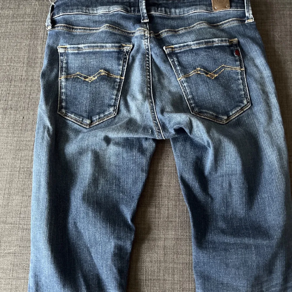 Tja säljer ett par replay jeans! Storlek är L32 W27 . Dom är slim och i blå färg. Använda fåtal gånger! Hör av er vid frågor. Jeans & Byxor.