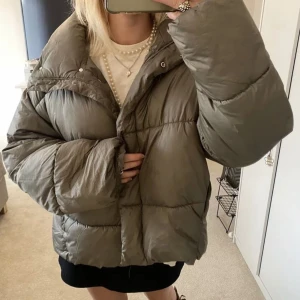 vinterjacka  - supersöt! oversized vinterjacka ifrån hm, inga defekter och super varm! kommer tyvärr inte till användning för att jag har för många jackor, storlek xs men passar större oxå, använd köp nu! 🩷 (första bilden lånad, säljer exakt likadan fast i svart)