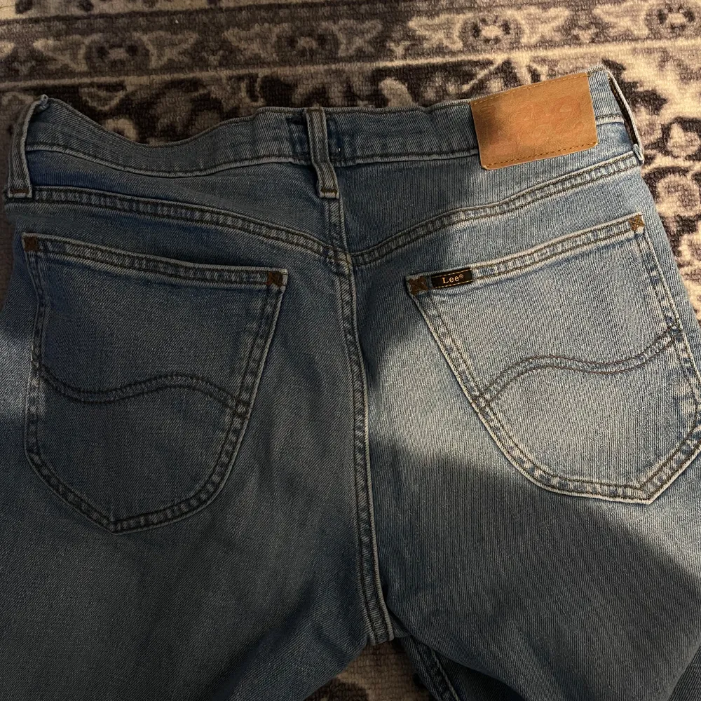 Säljer dessa skit snygga lee jeans i jätte fint skick. Modell daren zip fly. Typ aldrig använda. 29x32 Kontakta vid bud/frågor/köp.. Jeans & Byxor.