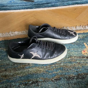 Arigato sneakers  - Svarta arigato sneakers, köpta för fyra årsedan så har tröttnat på dom så tänkte kolla om någon var intresserad innan jag gör mig av med dom, därav priset. Köpte dom på arigato i Nk. Nypris 2000kr På ena skon är skosnöret slitet, det ser ni på bild 3