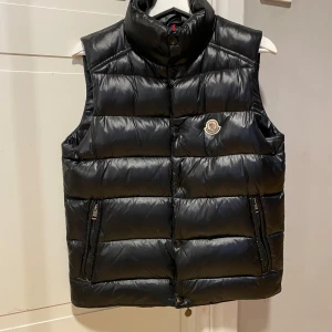 Moncler väst - Tjena! Säljer nu denna gaalet feta moncler västen i strl 1, vilken motsvarar S. Skicket är 10/10 på utsidan med med lite slitning på lappen där inne, se bild 4, använd 1-2 gånger. Självklart är den äkta. Skriv till mig vid minsta fråga